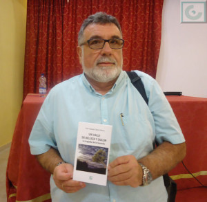 Luis García Bravo, con su libro.