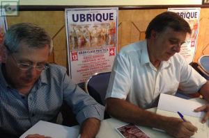 José Luis López Morales y Antonio Morales Benítez firman ejemplares del libro.