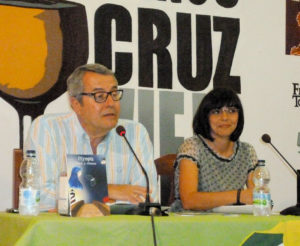 La autora del libro, Natalia Viaga, y Paco Domouso, director de Cáritas Diocesana de Jerez.