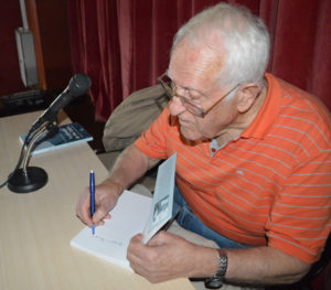 José Troya, durante la firma de libros.