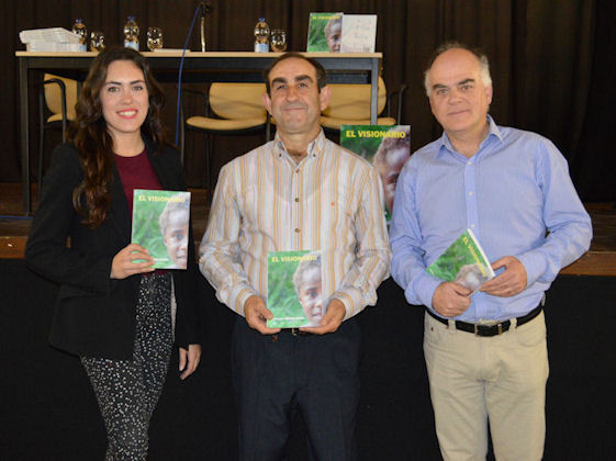 El autor del libro, Francisco Medina Rayas, entre la concejala de Cultura, Eva Vílchez Maqueda, y el representante de la editorial, Fernando Sígler Silvera.