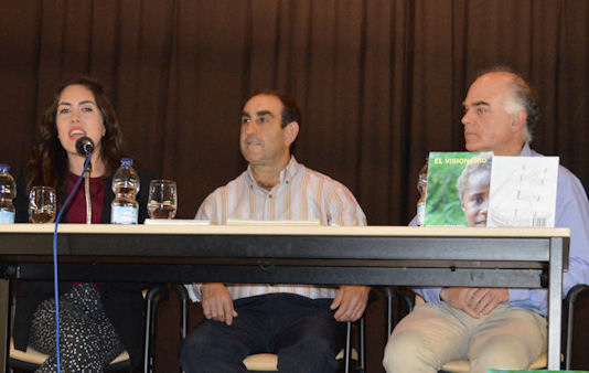 El autor del libro, Francisco Medina Rayas, entre la concejala de Cultura, Eva Vílchez Maqueda, y el representante de la editorial, Fernando Sígler Silvera.