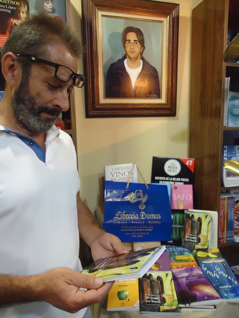 Rogelio Romero, autor de las ilustraciones de Un paseo por Ronda, en Librerí­a Dumas.