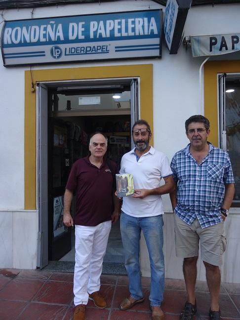 El autor de las ilustraciones de Un paseo por Ronda, Rogelio Romero, con el editor Fernando Sí­gler y el colaborador Pedro Bohórquez, en la entrada de Rondeña de Papelerí­a.