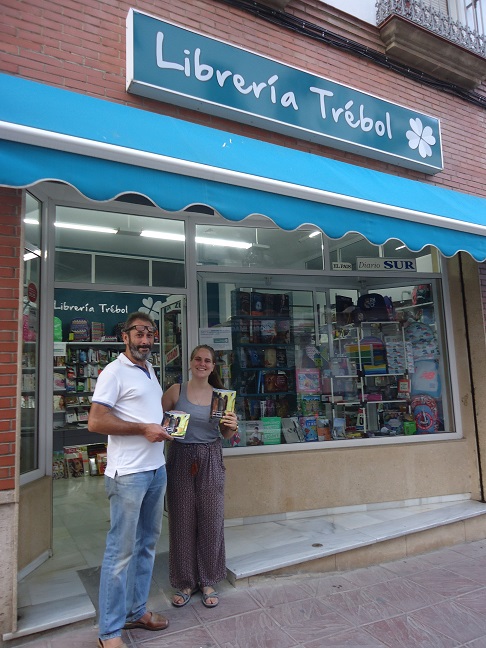 Una de las libreras de Librerí­a Trébol, con el autor de las ilustraciones de Un paseo por Ronda, Rogelio Romero.