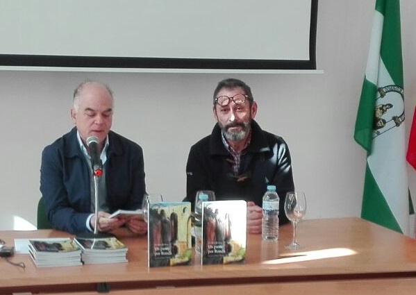 Rogelio Romero (d), autor de las ilustraciones del libro 'Un paseo por Ronda', presentado por Fernando Sí­gler (i).