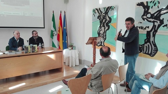 Pedro Bohórquez, durante su intervención, en la que comentó el contenido del libro 'Un paseo por Ronda'.