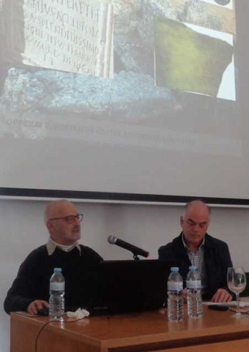 Ponencia del arqueólogo Francisco Giles Pacheco, junto al co-director de las Jornadas, Fernando Sí­gler.