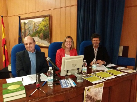 La alcaldesa, Isabel Gómez, con el director del Parque Natural Sierra de Grazalema, José Manuel Quero, y el presidente de la SGHN, Francisco Hortas (Foto: facebook de Isabel Gómez).