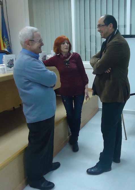 El alcalde de Villamartín, Juan Luis Morales, conversa antes del inicio del acto con la autora, Ana R.Valle, y Francisco Javier Sánchez Pozo, encargado de la presentación.