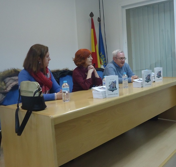 Francisco Javier Sánchez Pozo presenta a la autora, Ana R.Valle.