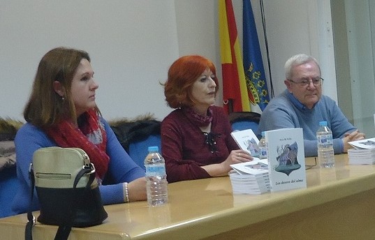 La autora, Ana R,.Valle, entre Sonia López, concejala de Cultura, y Francisco Javier Sánchez Pozo, encargado de la presentación de la escritora.