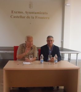 El catedrático emérito de Sociologí­a Juan Maestre, con el alcalde de Castellar, Juan Casanova.