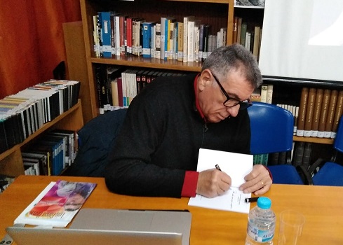 El autor firma ejemplares de su poemario.