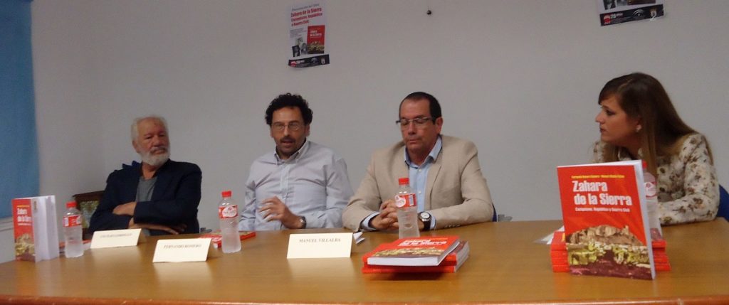 Los autores, Manuel Villalba y Fernando Romero, entre la concejala de Cultura, Irene Sierra Rodríguez, y el coordinador del Grupo de Trabajo Recuperando la Memoria de la Historia Social de Andalucía (CGT-A), Ceciclio Gordillo.