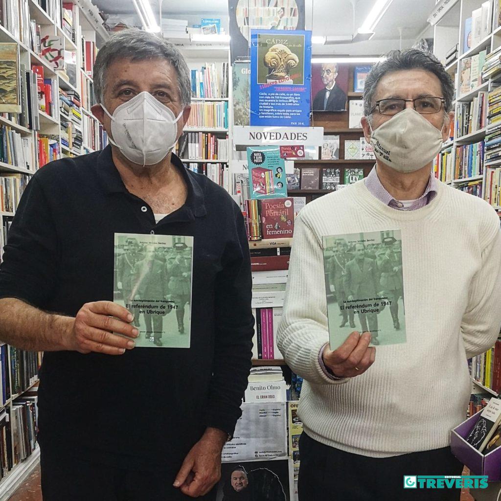 El historiador Antonio Morales Benítez y el librero Juan Manuel Fernández Moreno, en la librería Manuel de Falla de Cádiz.