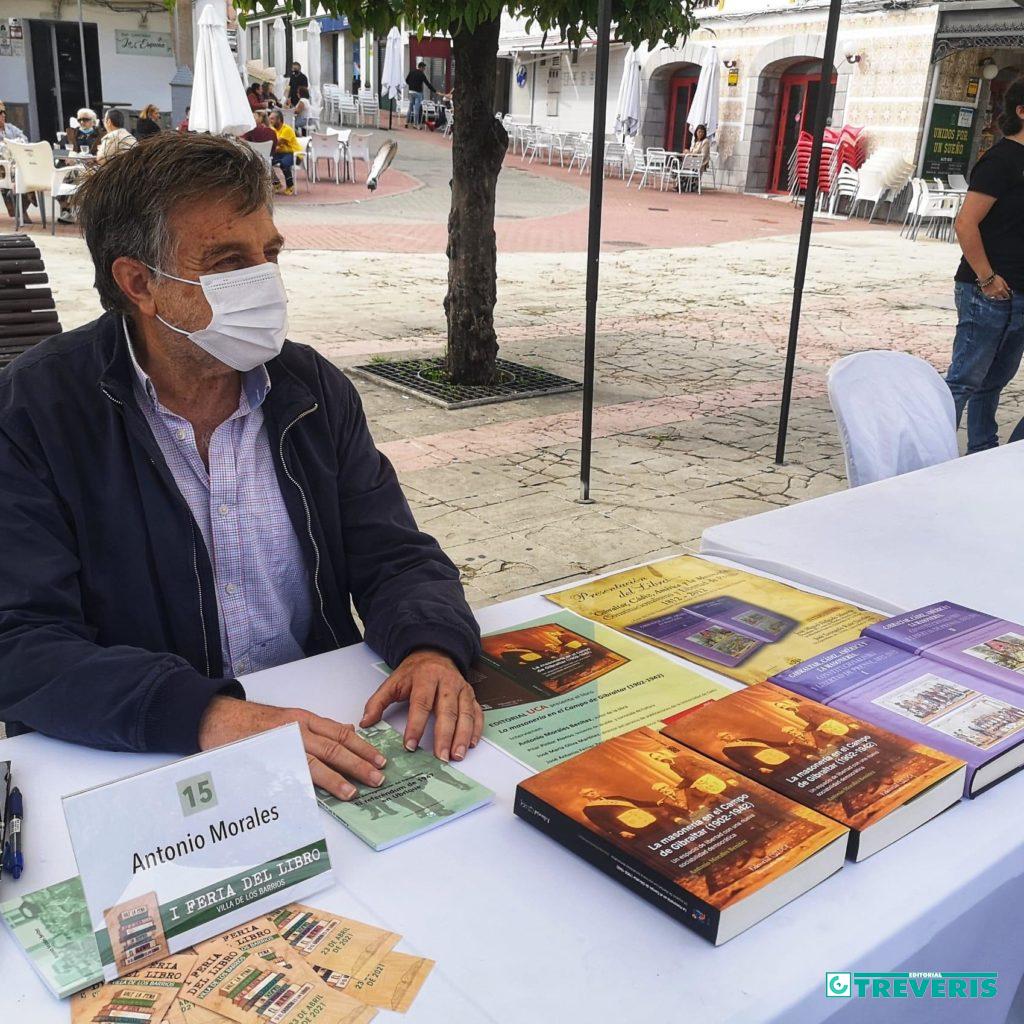 El historiador Antonio Morales Benítez, en su stand de la Feria del Libro de Los Barrios.