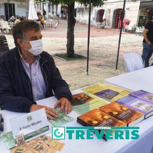 El historiador Antonio Morales Benítez, en su stand de la Feria del Libro de Los Barrios.