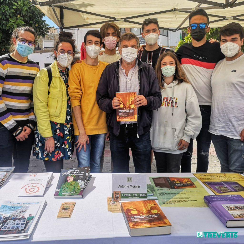 El autor, con alumnos de enseñanza secundaria, en la Feria del Libro de Los Barrios.