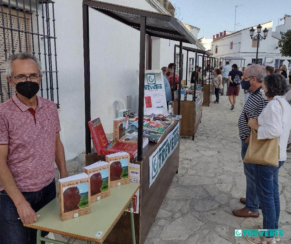 Rafael Ramos, en el stand de Editorial Tréveris en la Feria del Libro de Bornos.