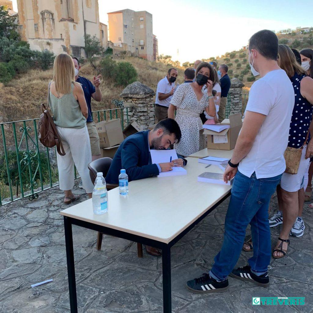 Ángel Medina Linares, durante la firma de ejemplares.