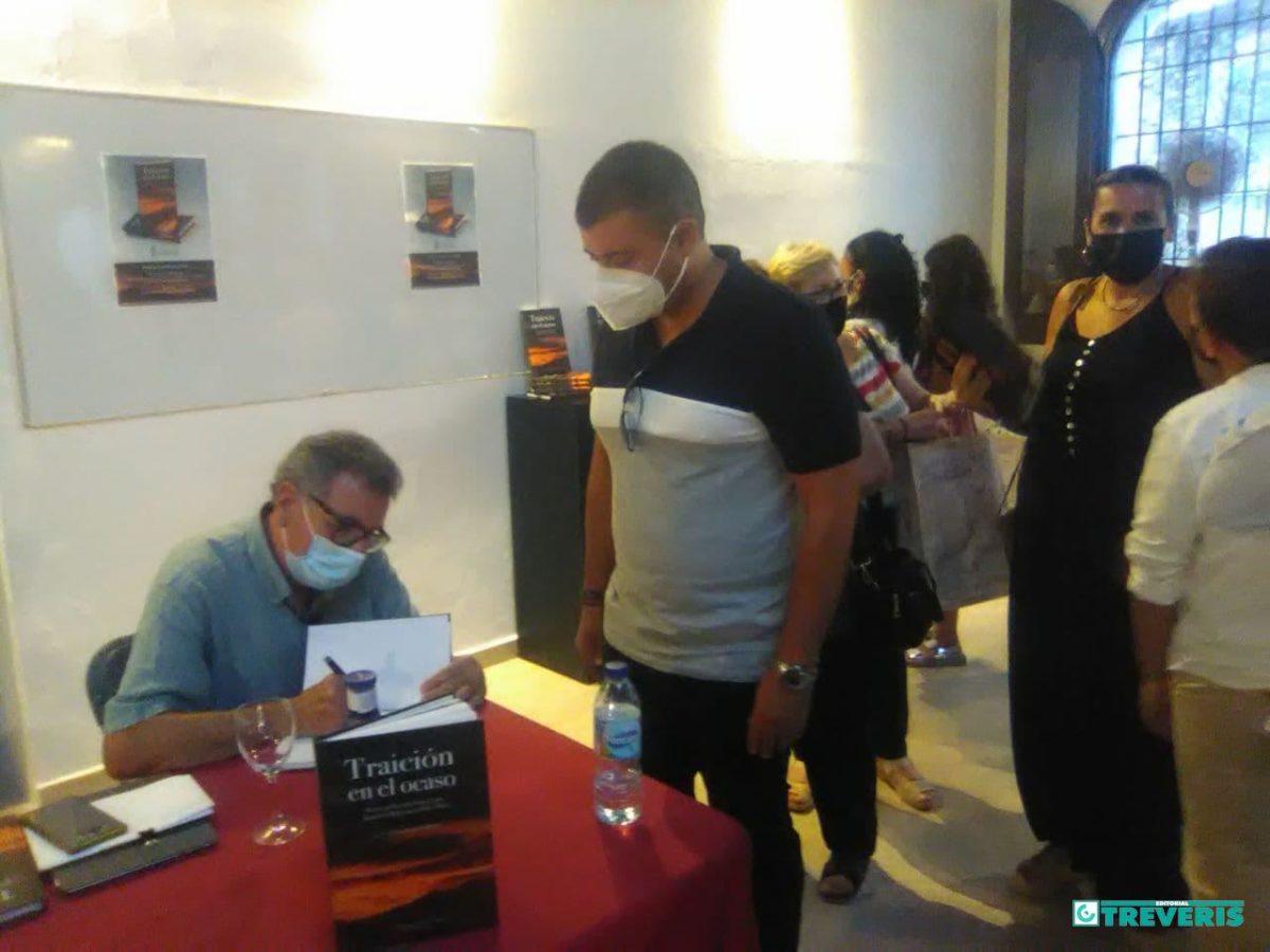 Luis Antonio García Bravo, durante l afirma de ejemplares.