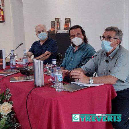 El autor, Luis Antonio García Bravo, durante su intervención, junto al alcalde de Medina Sidonia, Fernando Macías, y el editor, Fernando Sígler.