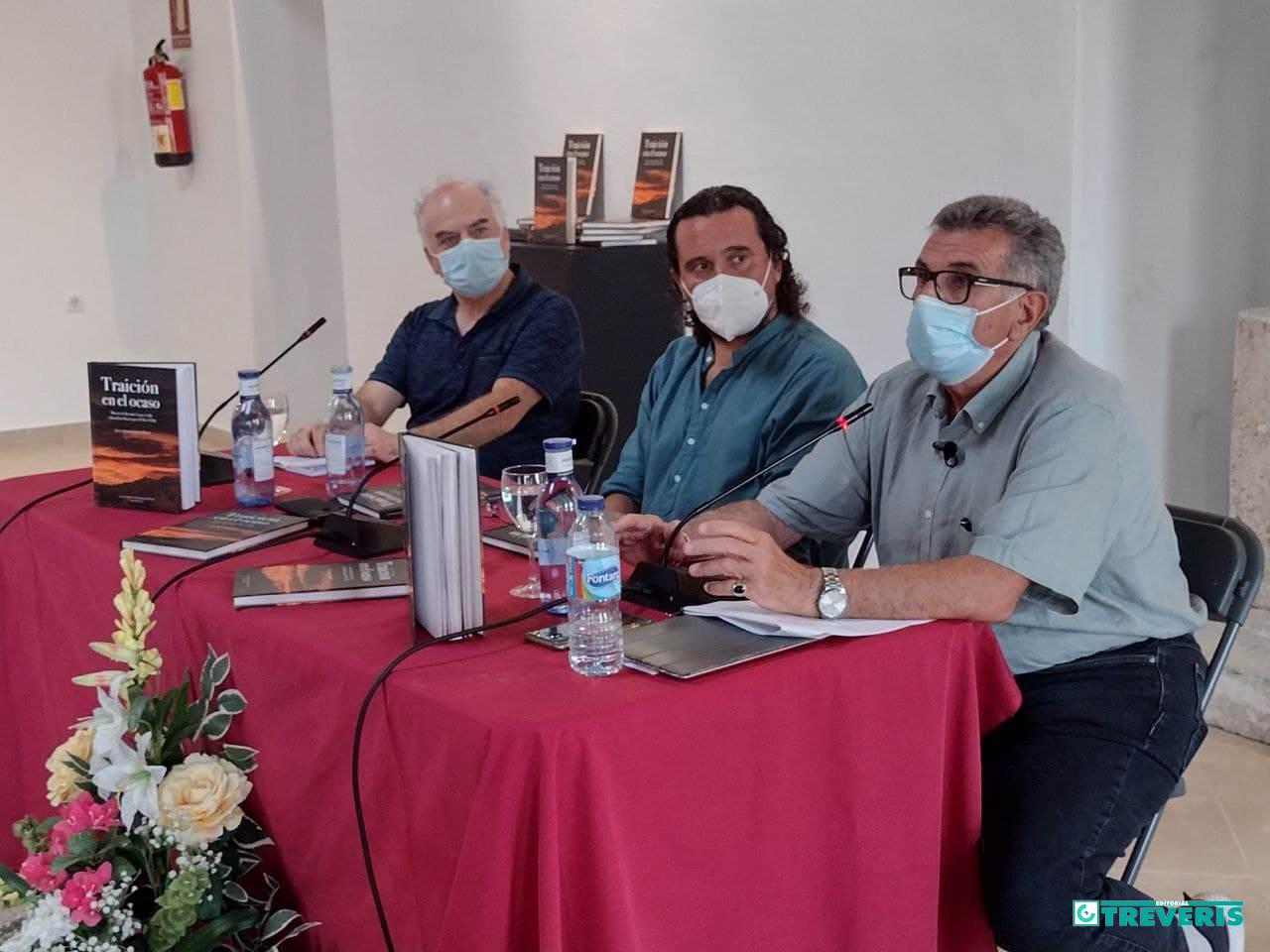 El autor, Luis Antonio García Bravo, durante su intervención, junto al alcalde de Medina Sidonia, Fernando Macías, y el editor, Fernando Sígler.