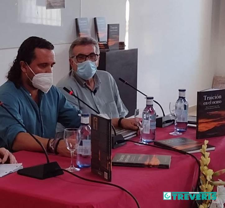 El alcalde de Medina Sidonia, Fernando Macías, durante su intervención, junto al autor.