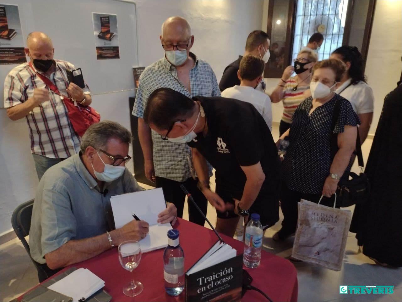 El autor, Luis Antonio García Bravo, durante la firma de ejemplares.