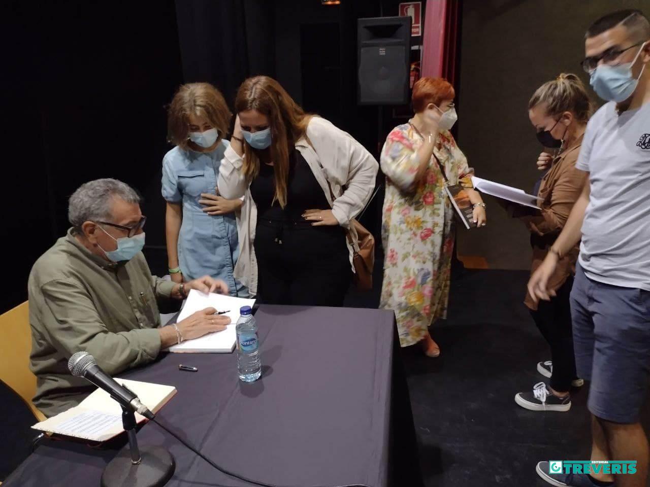 Luis A. García Bravo firma ejemplares de su libro.