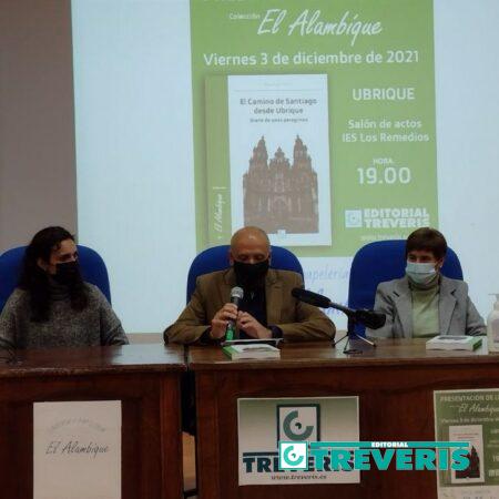 El autor del libro, Manuel Sígler, entre la prologuista de esta obra, Isabel Ponce, y la propietaria de la Librería El Alambique, Isabel Vázquez.