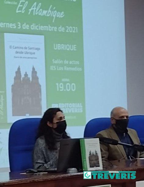 Isabel Vázquez, propietaria de la Librería El Alambique, durante su intervención, junto al autor del libro.