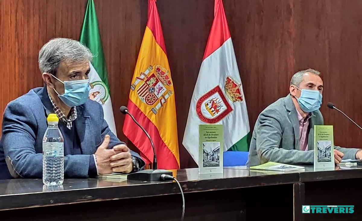 Ángel Acuña, alcalde de Algodonales, y Juan Carlos Ramírez, autor del libro, durante el acto de presentación.