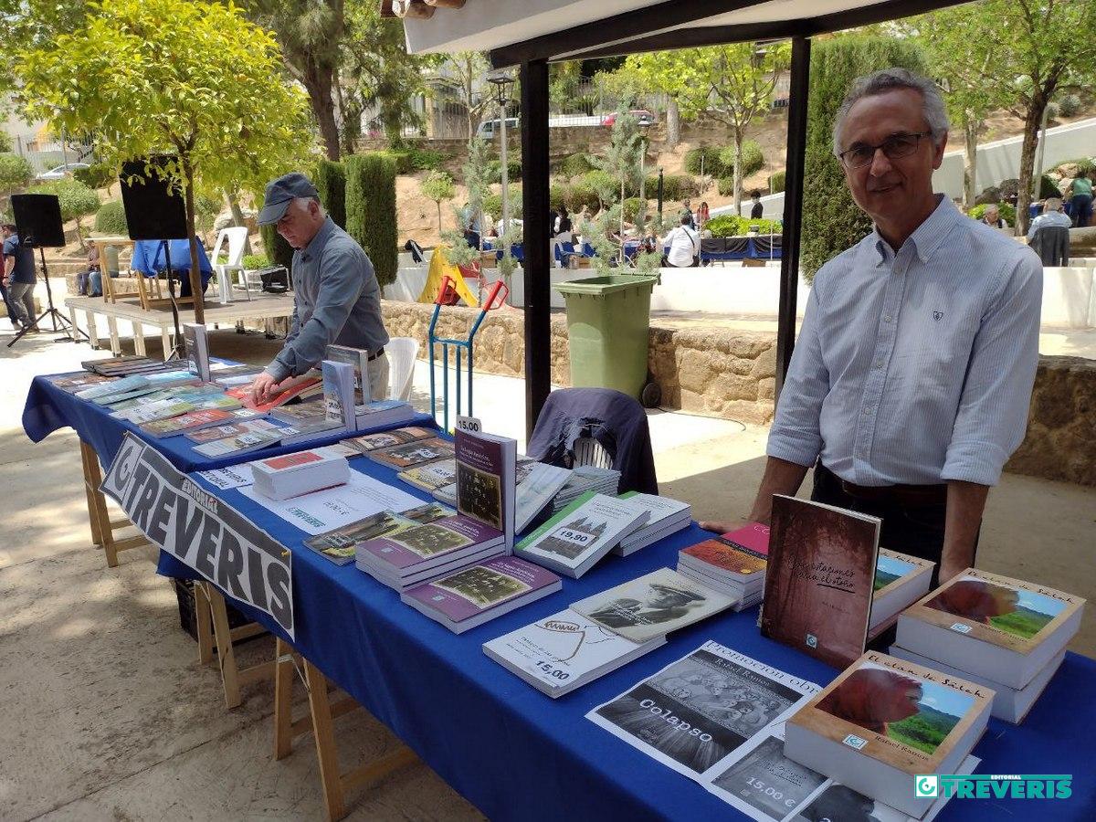 Preparación del stand de Editorial Tréveris.