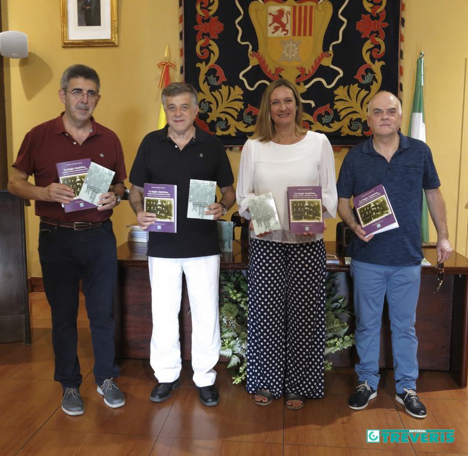 Pedro Bohórquez, Antonio Morales, Isabel Gómez y Fernando Sígler muestran los libros presentados.