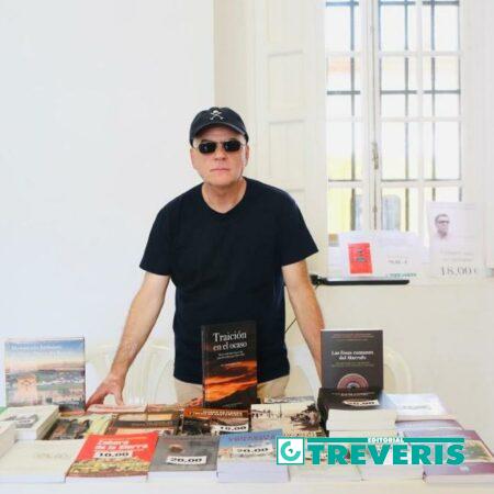 El editori Fernando Sígler, en el stand de Editorial Tréveris en la Feria del Libro de Cádiz.