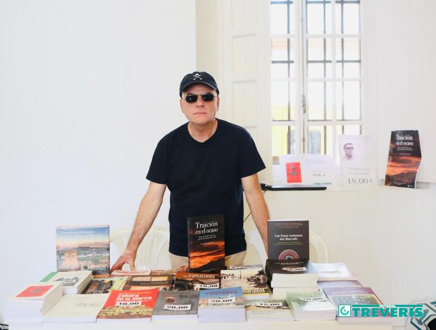 El editori Fernando Sígler, en el stand de Editorial Tréveris en la Feria del Libro de Cádiz.