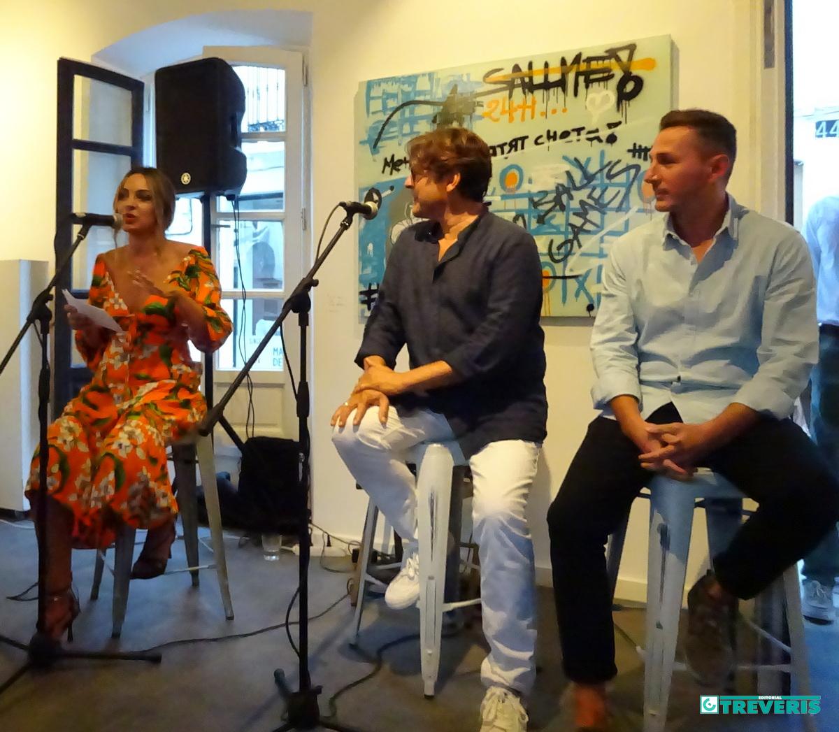 El autor del diseño de la cubierta del libro, Francisco Alarcón Pérez, conversa con la periodista Celia Pareja de la Fuente, junto al autor de la novela, José Antonio Gutiérrez Gago.