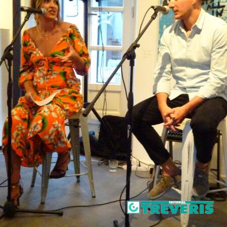 El autor de la novlea, José Antonio Gutiérrez Gago conversa con la peeriodista Celia Pareja de la Fuente, durante la presentación del libro.