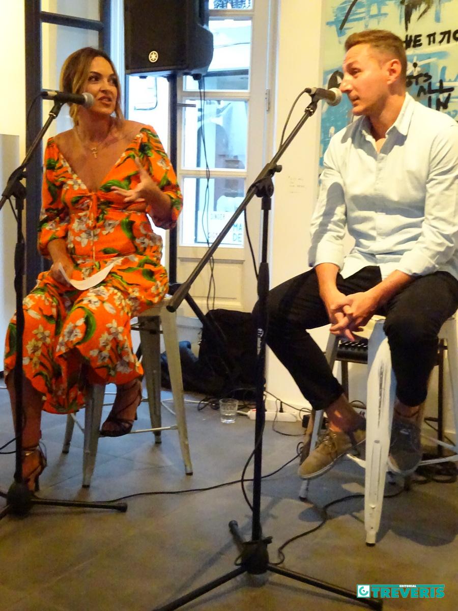 El autor de la novlea, José Antonio Gutiérrez Gago conversa con la peeriodista Celia Pareja de la Fuente, durante la presentación del libro.