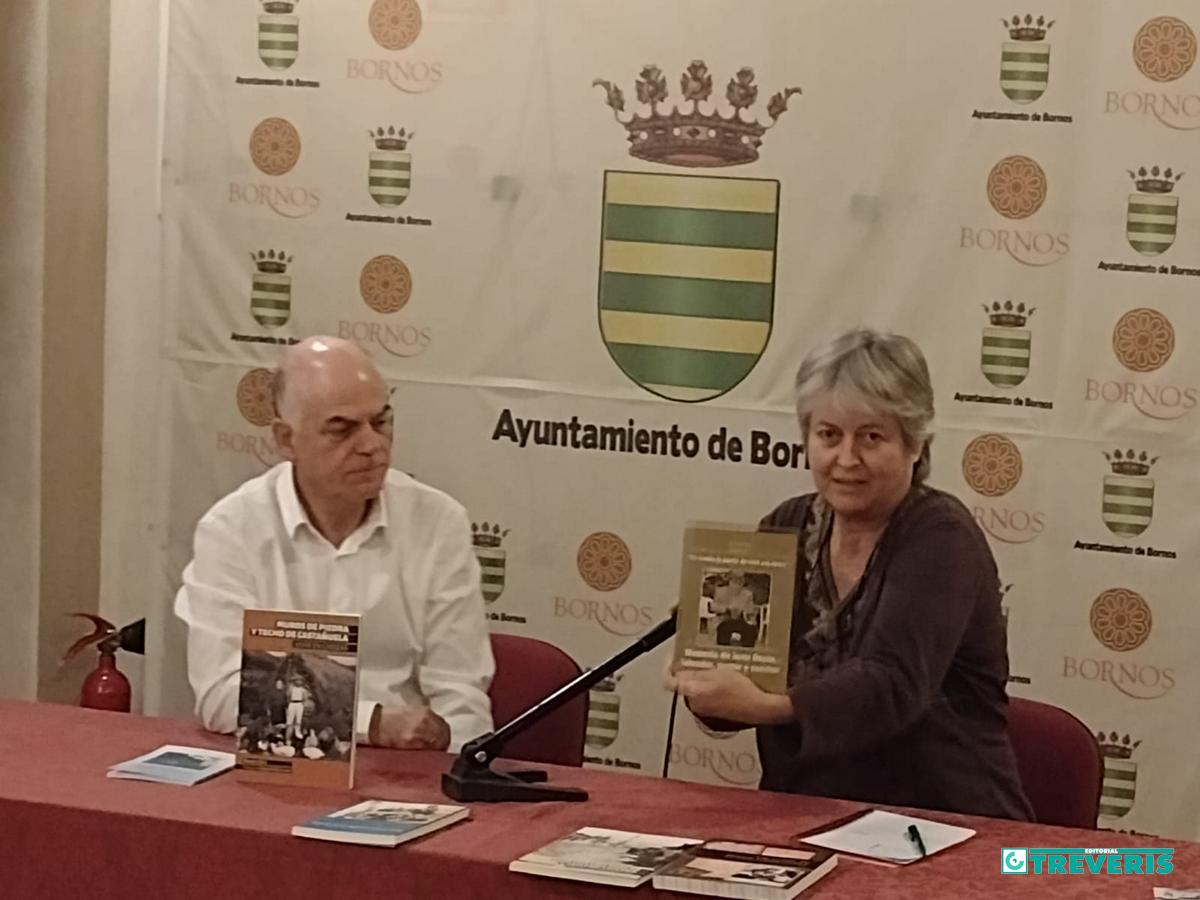 Beatriz Díaz, durante la presentación de sus libros, junto con Fernando Sígler.
