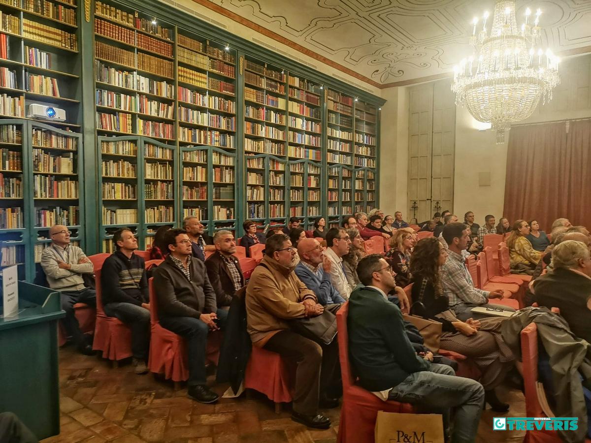 Asistentes a la presentación en el salón de grados.