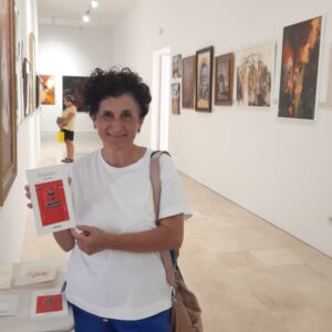 Antonia Toscano, con su libro Postales.