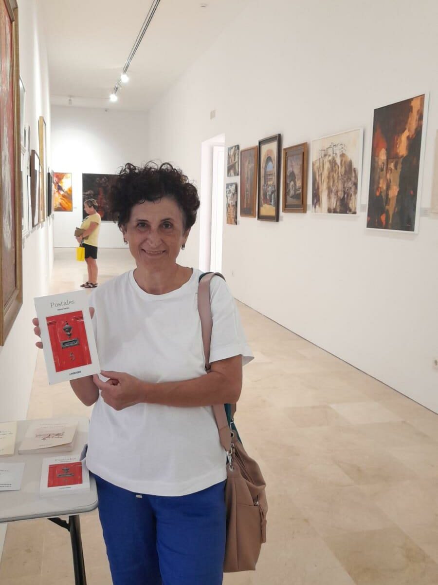 Antonia Toscano, con su libro Postales.