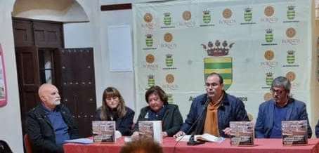 El alcalde, Hugo Palomares, durante su intervención, con miembros del grupo de trabajo de la obra de Manuel Barra.